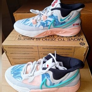 Nike Kyrie GO (GS) photon dust. New with box Size 4.5